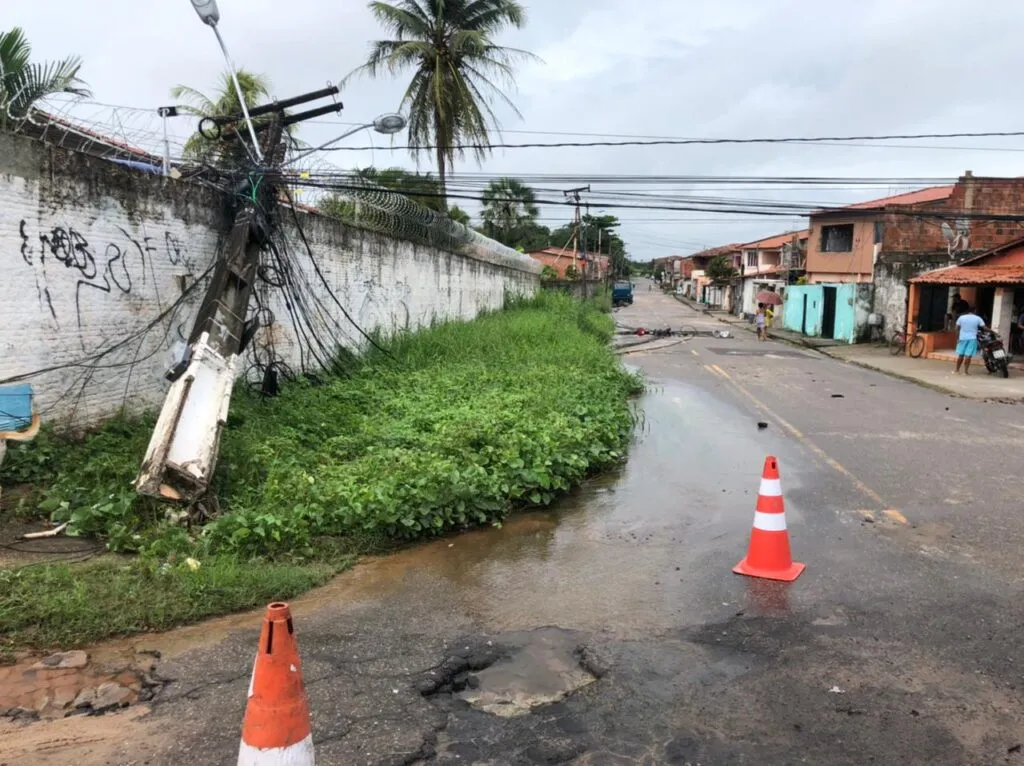 Tempestade derruba postes, árvore e gera diversos transtornos em Fortaleza