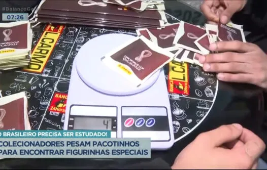 Colecionadores utilizam balança para achar figurinhas raras do álbum da Copa