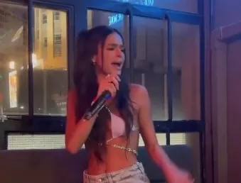 Bruna Marquezine solta a voz no karaokê e canta música de Justin Bieber