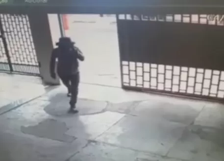 Homem abre portão eletrônico e furta bicicleta em condomínio na cidade de Sobral