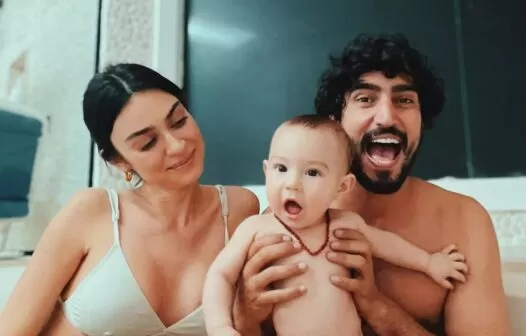 Thaila Ayala e Renato Góes compartilham foto com filho: “banheira em família”