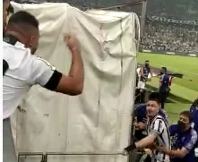 Vina bate-boca com torcedores após eliminação do Ceará na Sul-Americana