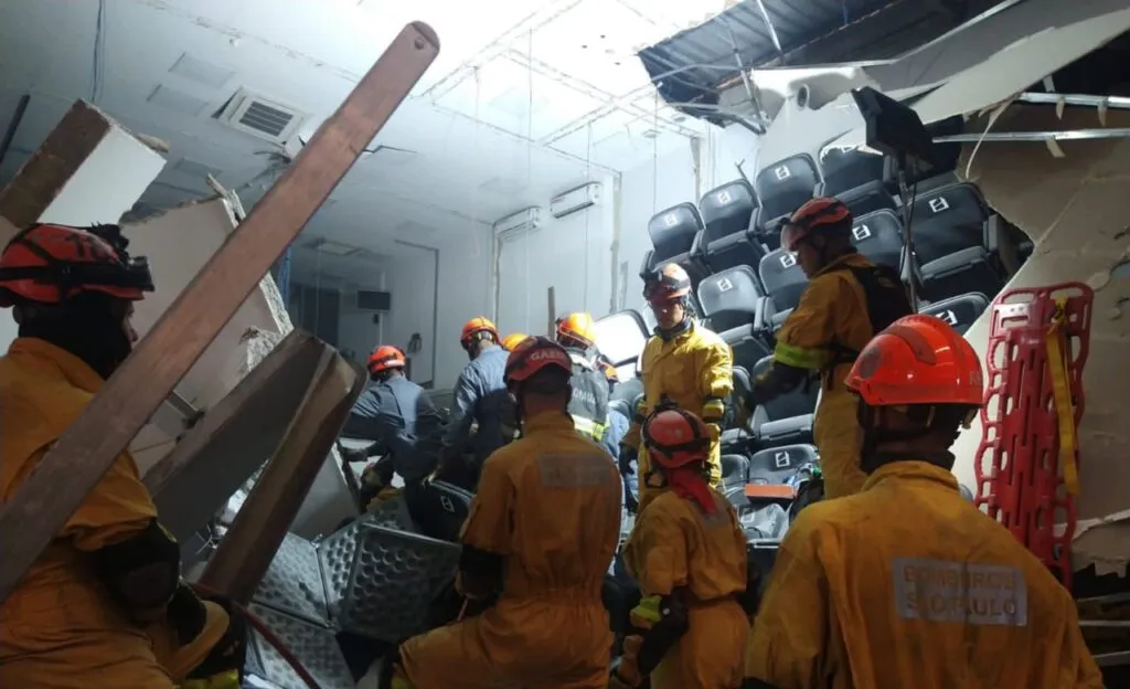 Bombeiros encerram buscas em desabamento que deixou nove mortos em Itapecerica da Serra
