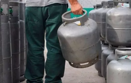 Petrobras deve anunciar redução da gasolina e gás de cozinha, diz colunista