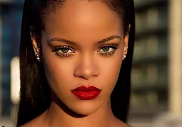 A cantora Rihanna foi anunciada como atração do show do intervalo do Super Bowl LVII. A grande final da NFL vai acontecer no dia 12 de fevereiro de 2023, no State Farm Stadium em Glendale, Arizona. A cantora pop tem uma carreira premiada recheada de hits como "Diamonds" e "Umbrella".