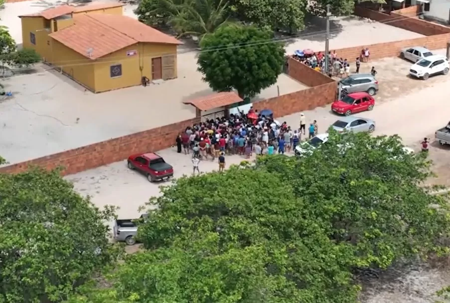Criança de sete anos atrai multidão em busca de milagres