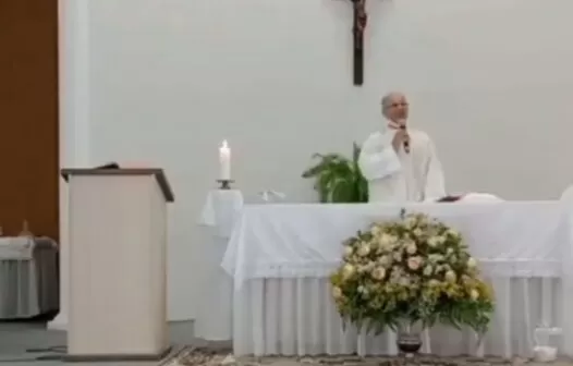 Padre faz sermão contra armas e mulher interrompe missa insinuando que sacerdote pedia voto em Lula