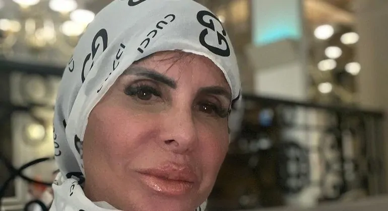 Após críticas por usar biquíni, Gretchen posa com véu no Catar e alfineta: ‘Para os que me amam’
