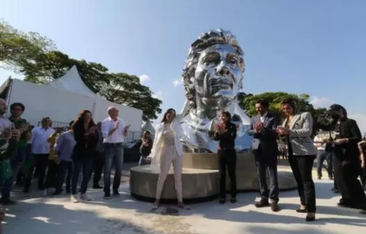 Escultura de 3,5 m e 550 kg em homenagem a Ayrton Senna é exposta em Interlagos