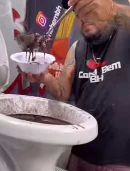 Feijoada é servida na privada para participantes de festa em BH