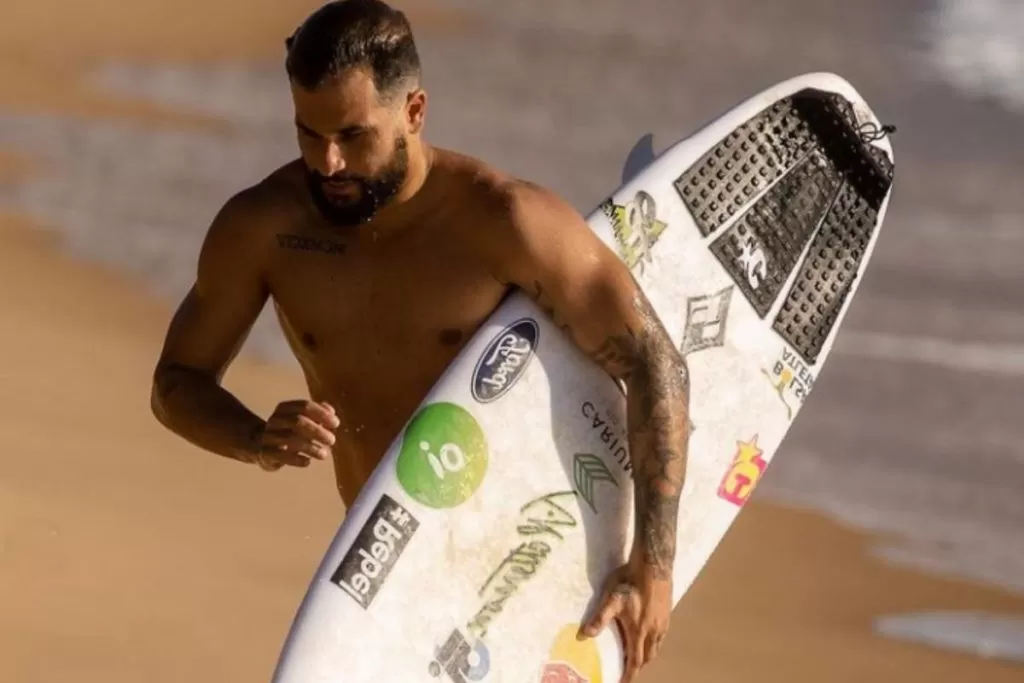 Instituto Povo do Mar realiza leilão de prancha do campeão mundial de surfe Ítalo Ferreira