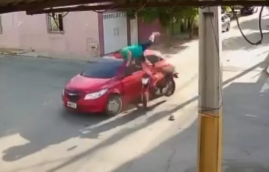 Vídeo: motociclista colide com carro, voa, dá pirueta e sai andando
