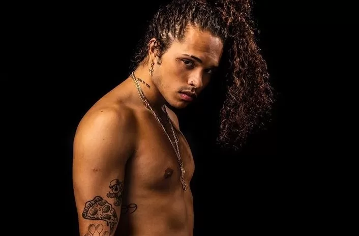 “Não sou hétero ou gay. Sou tudo”, afirma cantor famoso