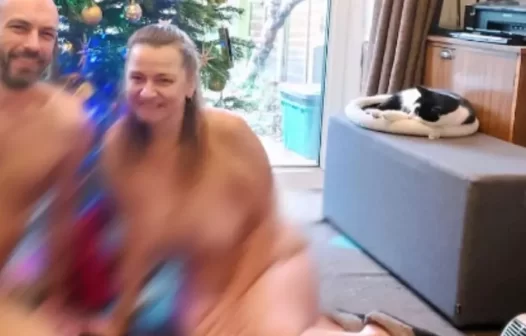 Casal passa o Natal nu durante festa com toda a família; veja fotos