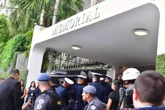 Pelé Eterno: Corpo de Edson Arantes do Nascimento é sepultado em Santos