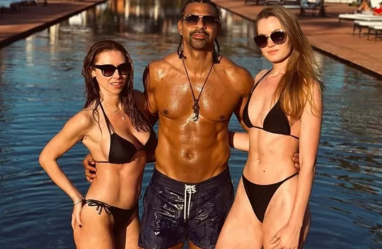 Famoso assume relacionamento com duas mulheres