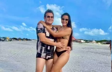 Ximbinha posa ao lado de suposta pivô de separação com Joelma