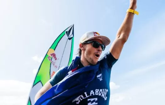 Surfe: Jack Robinson e Carissa Moore vencem em Pipeline