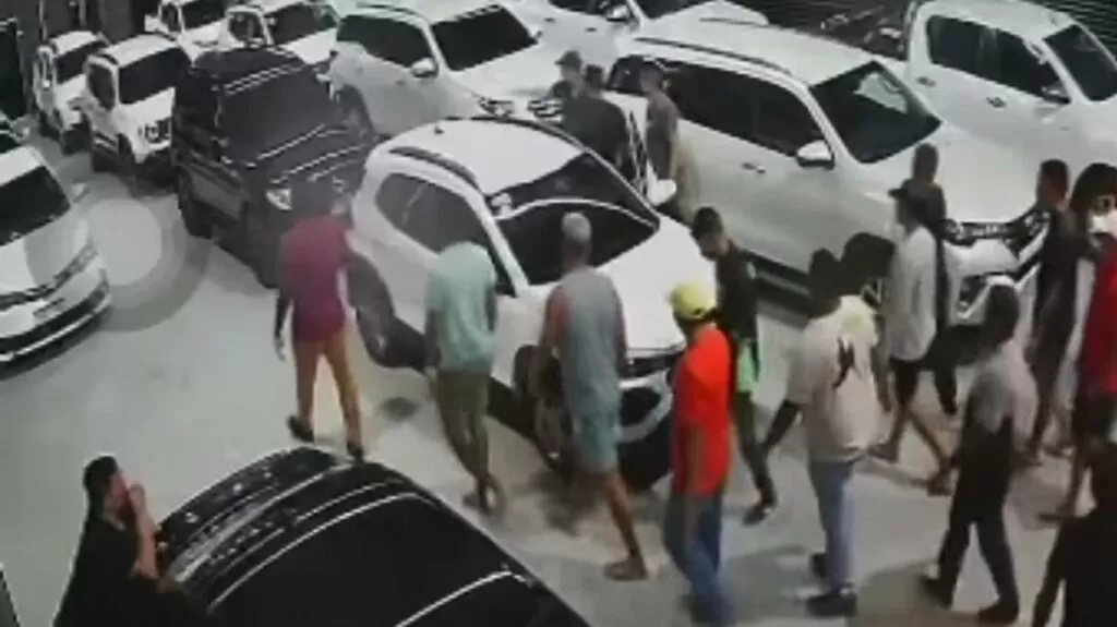 Polícia recupera todos os carros roubados em arrastão em loja de veículos