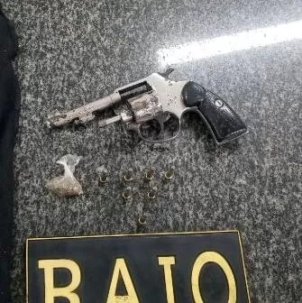 Arma de fogo escondida em telhado de casa é apreendida em Russas