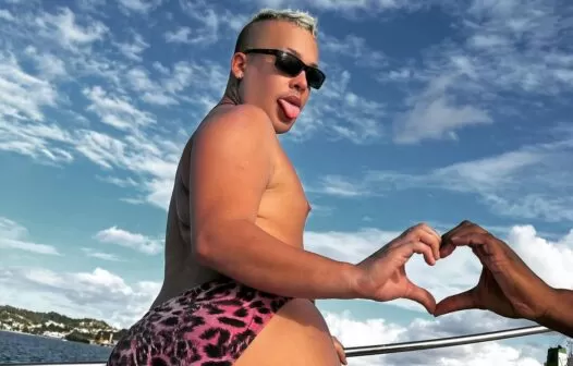 Gloria Groove aparece “desmontada” em praia do Rio de Janeiro