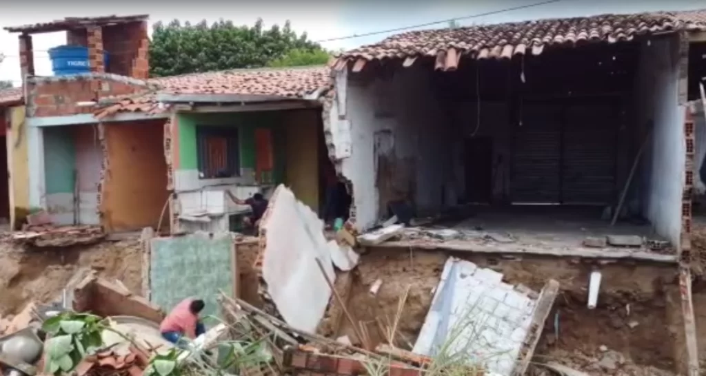 Casas são destruídas após fortes chuvas em Porteiras, no interior do Ceará