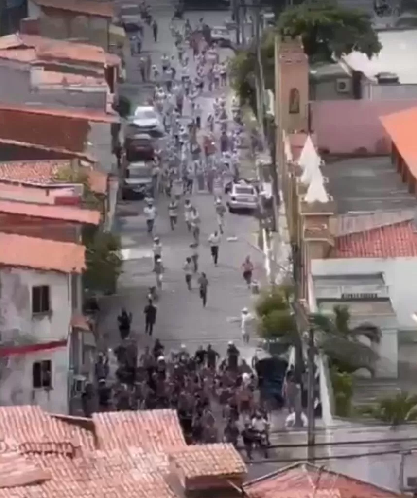 Em dia de Clássico-Rei, torcedores entram em confronto, gerando o caos