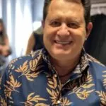 Marrone cai do palco durante show em Goiânia