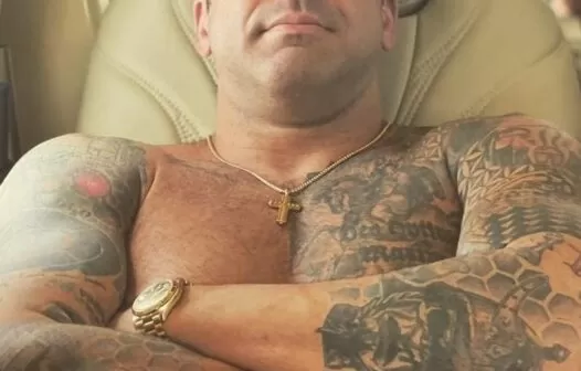 Algemado, empresário Thiago Brennand desembarca escoltado pela PF