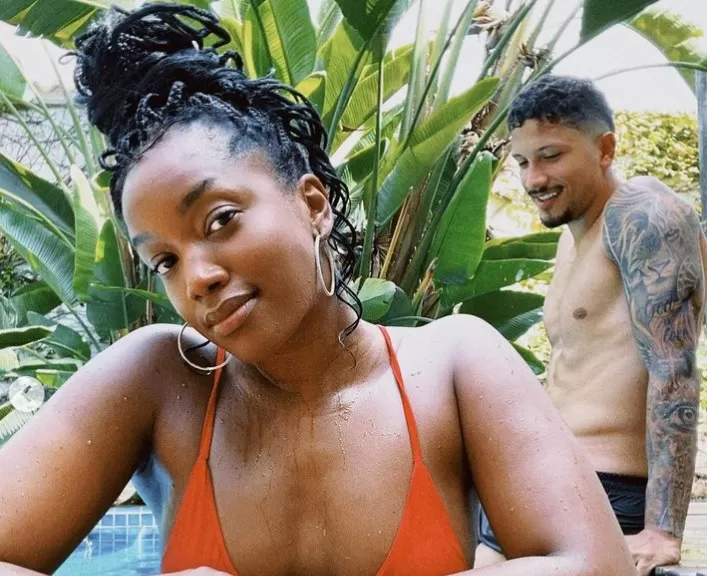 Mão boba de namorado em foto com Iza agita web