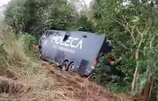Um homem morre e outro fica ferido em acidente com ônibus de banda de forró