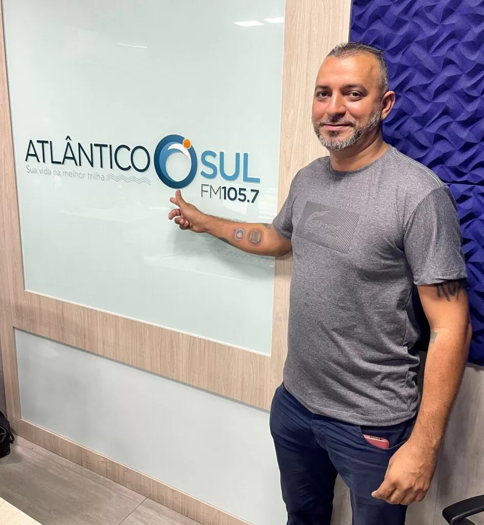 Conheça o fã da Atlântico Sul FM que homenageou a rádio com uma tatuagem