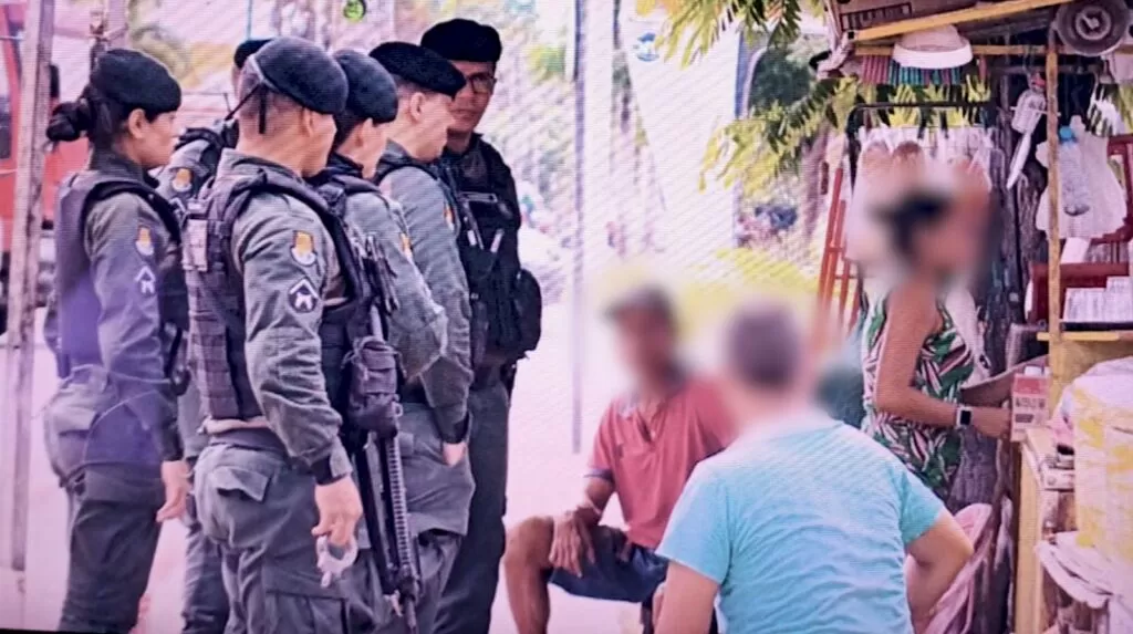 Arma de fogo é apreendida em carro de lanches em Fortaleza