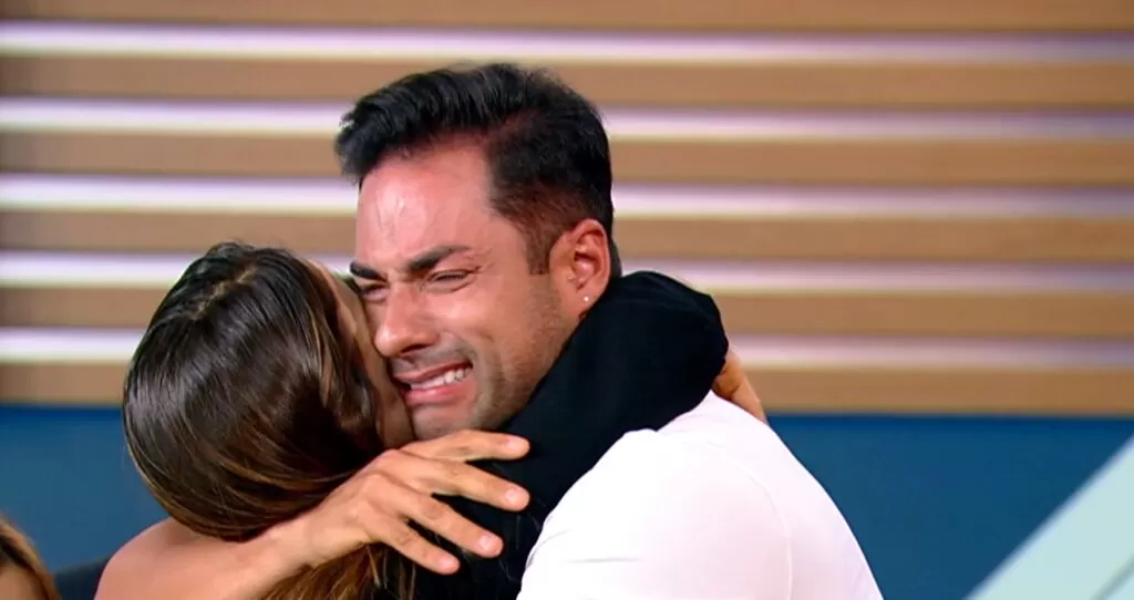 Bruno Camargo chora ao rever namorada após ser eliminado em A Grande Conquista