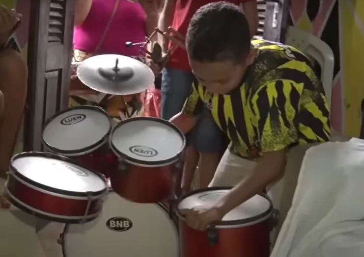 Menino de 8 anos que tocava bateria com tijolos ganha instrumento profissional
