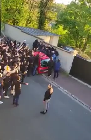 Torcedores do PSG fazem protesto em frente à casa de Neymar e pedem saída do jogador