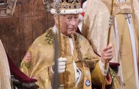 Rei Charles III é coroado em cerimônia na Abadia de Westminster