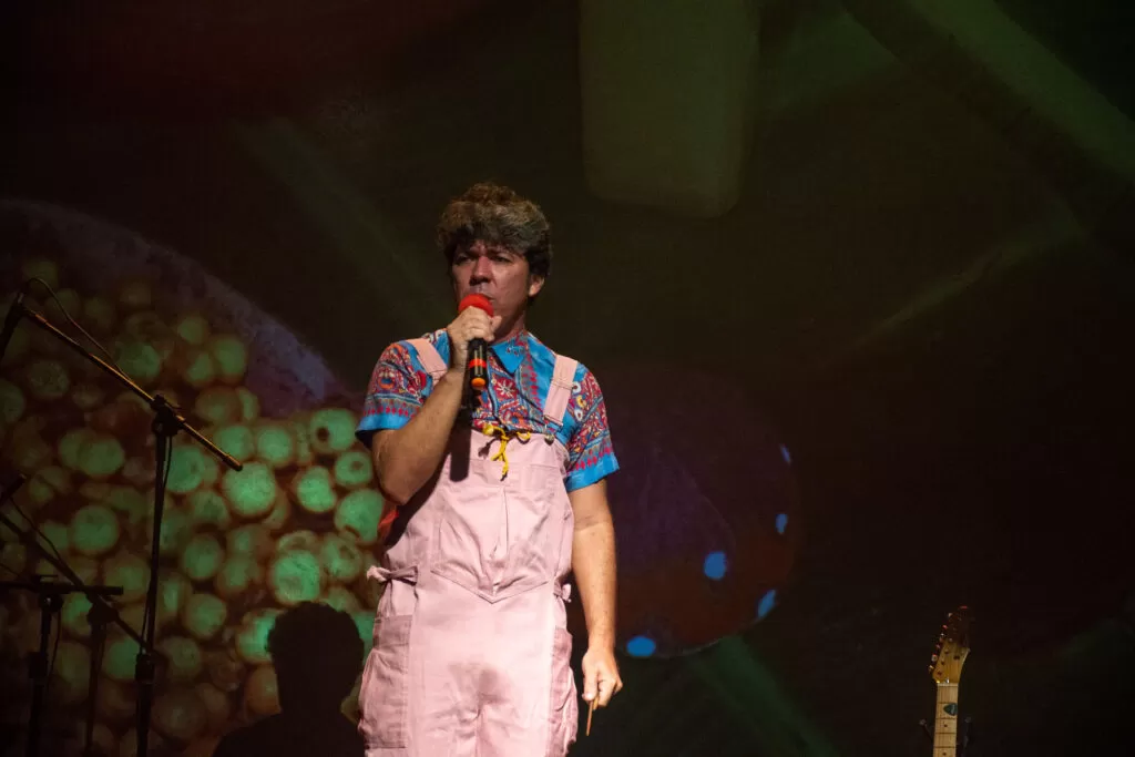 Orlângelo apresenta espetáculo cenomusical em Fortaleza