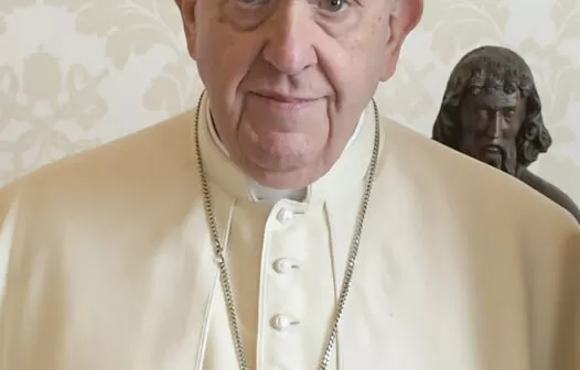 Papa Francisco segue em estado crítico, mas sem novas crises respiratórias, diz Vaticano