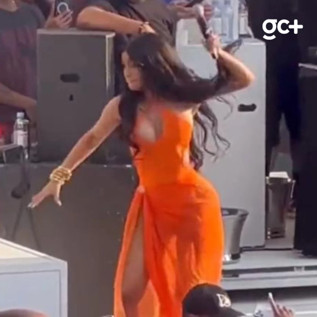 Cardi B joga microfone em fã após levar ‘banho’ de bebida