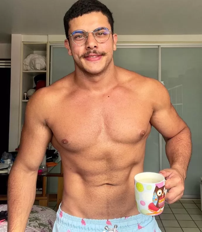 Filho de Fabiana Karla sofre assédio após tirar a roupa