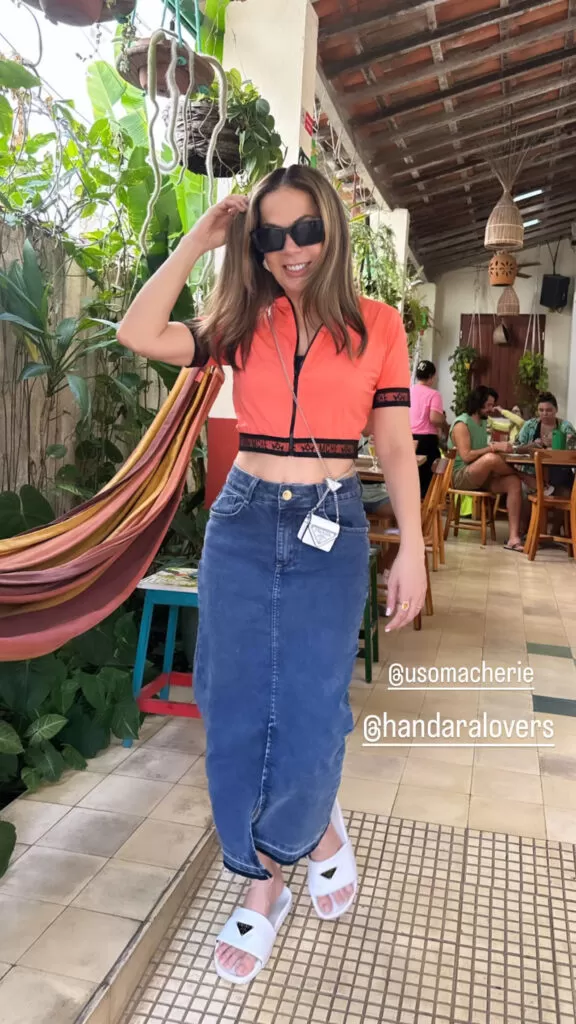 Saia jeans midi: a polêmica da estação