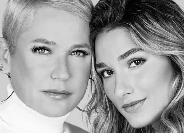 Xuxa diz que dá banho até hoje em Sasha: ‘Como se fosse um bebê’