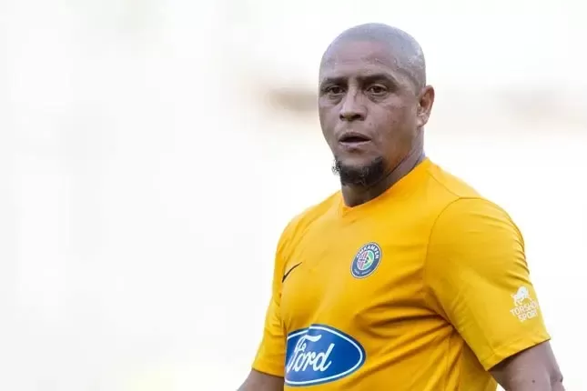 “Seleção brasileira precisa de técnico brasileiro”, diz Roberto Carlos