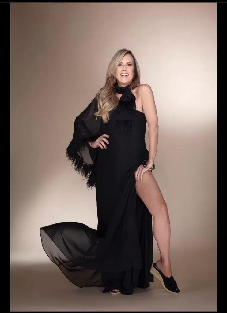Helô Pinheiro esbanja beleza em vestido com fenda profunda
