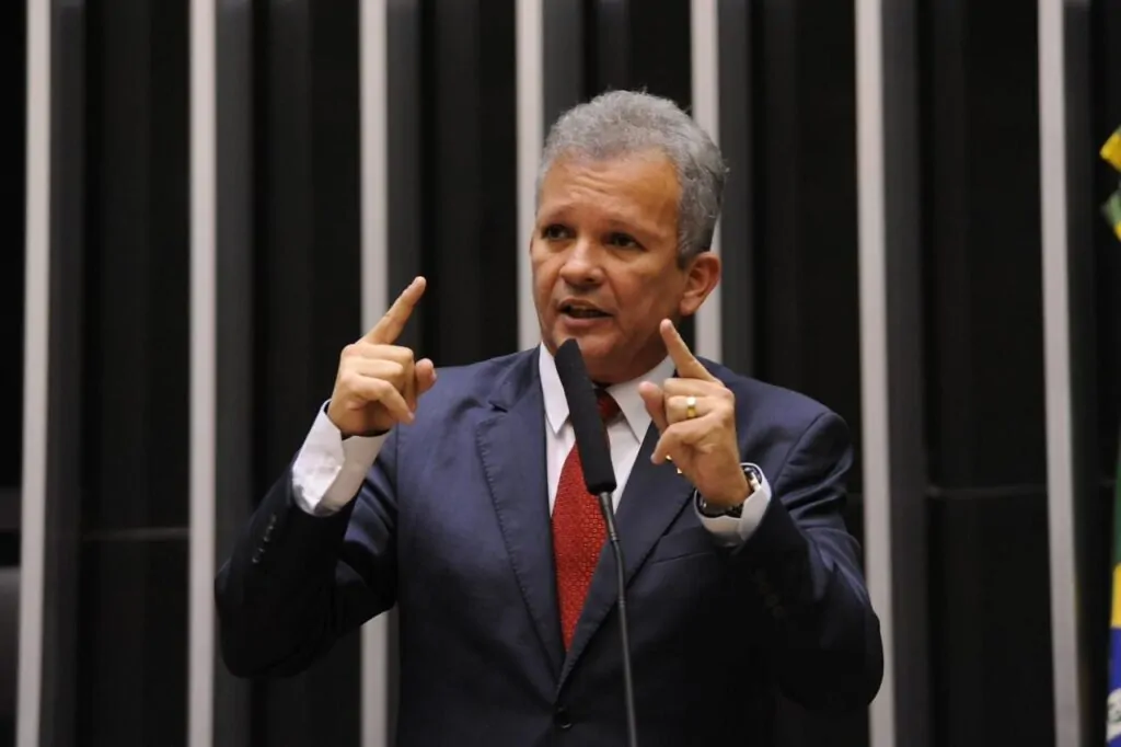 André Figueiredo não reconhece liminar de juiz e afirma que vai expulsar Cid do PDT