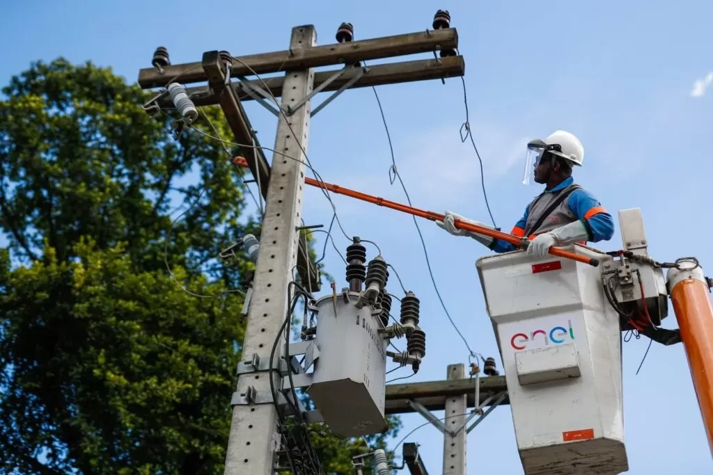 Enel tem cinco dias para explicar oscilações de energia e danos em eletrodomésticos em Fortaleza
