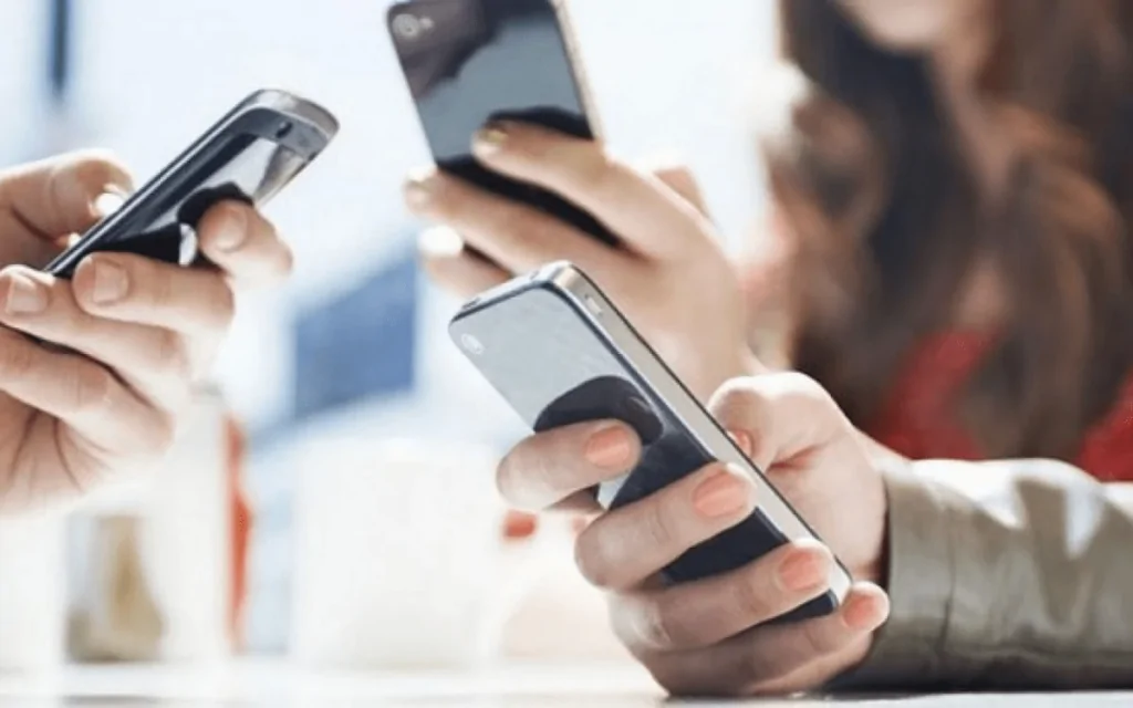 Comissão da Câmara dos Deputados aprova projeto que proíbe uso de celulares nas escolas