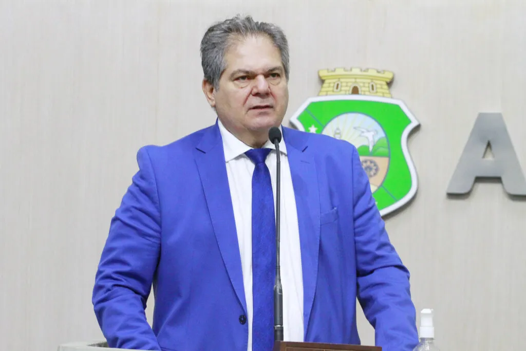 Deputado aliado de Cid Gomes defende saída em massa do PDT no Ceará