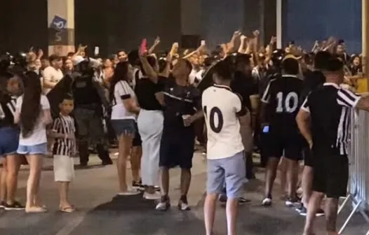 Torcida do Ceará protesta contra presidente e jogadores após derrota: “Time sem vergonha”